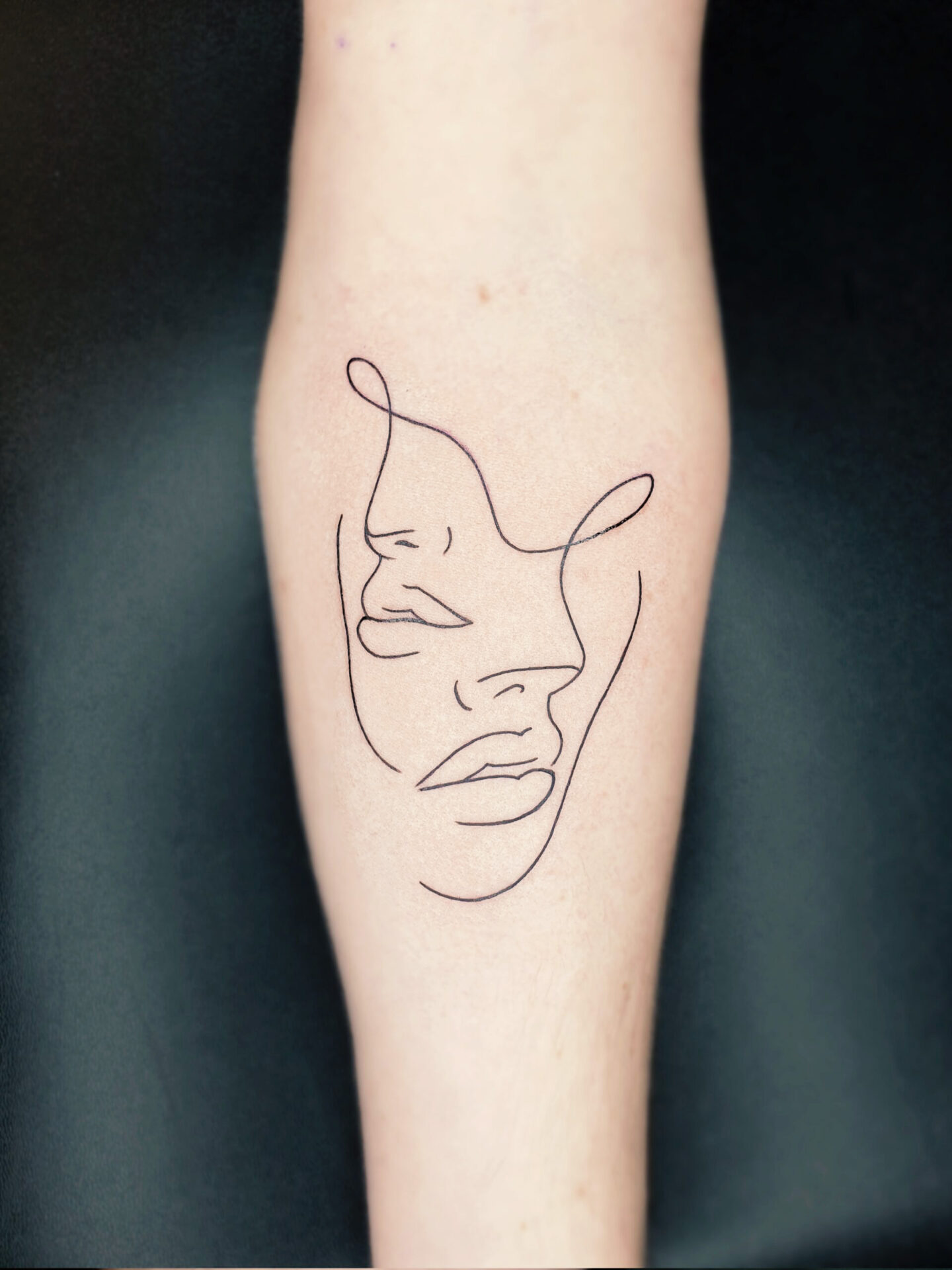 Minimalistisches FIneline Gesichttattoo