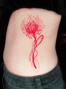 Torsotattoo einer Roten Blume