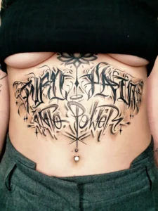 Grafiti Tattoo auf Torso