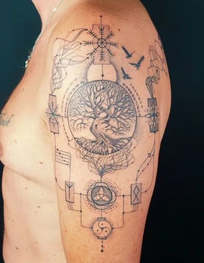 Baum auf dem Arm mit Geometrie und Technik Tattoo