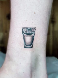 Zitronen Wasser Glas Tattoo Bein