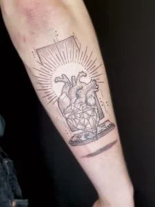 Herz und Geld Tattoo auf Arm