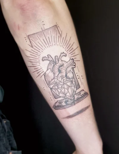 Herz und Geld Tattoo auf Arm