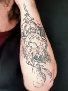 Uhrzeittattoo auf Arm