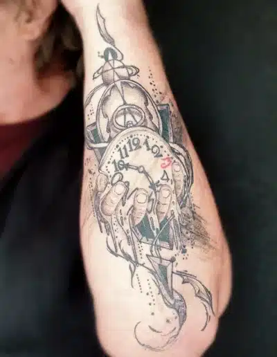 Uhrzeittattoo auf Arm