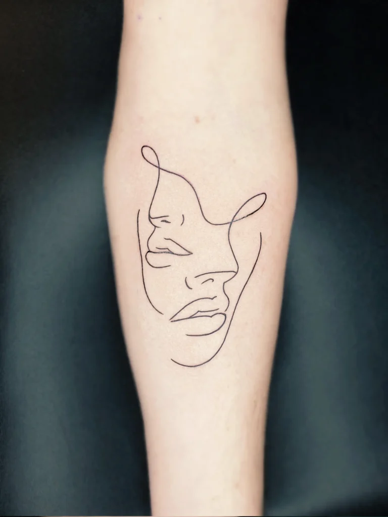 Minimalistische Gesichter Tattoo auf Arm
