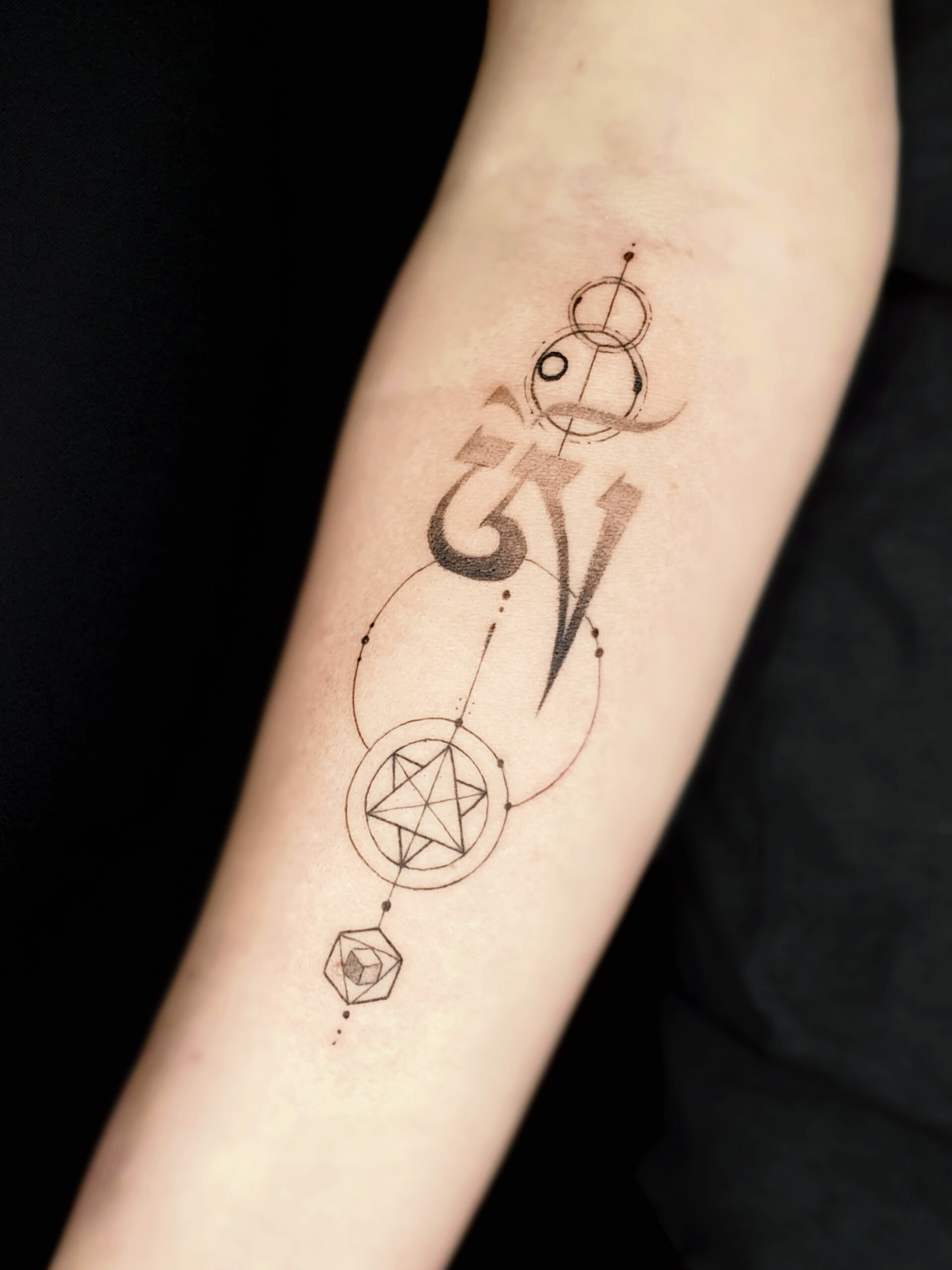 Fineline Tattoo Geometrisches Tattoo