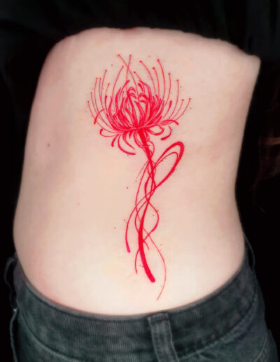 Rote Blume auf Brust Tattoo