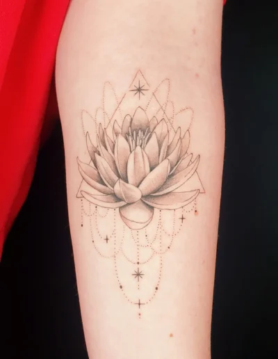 Lotus Blume auf Arm Tattoo