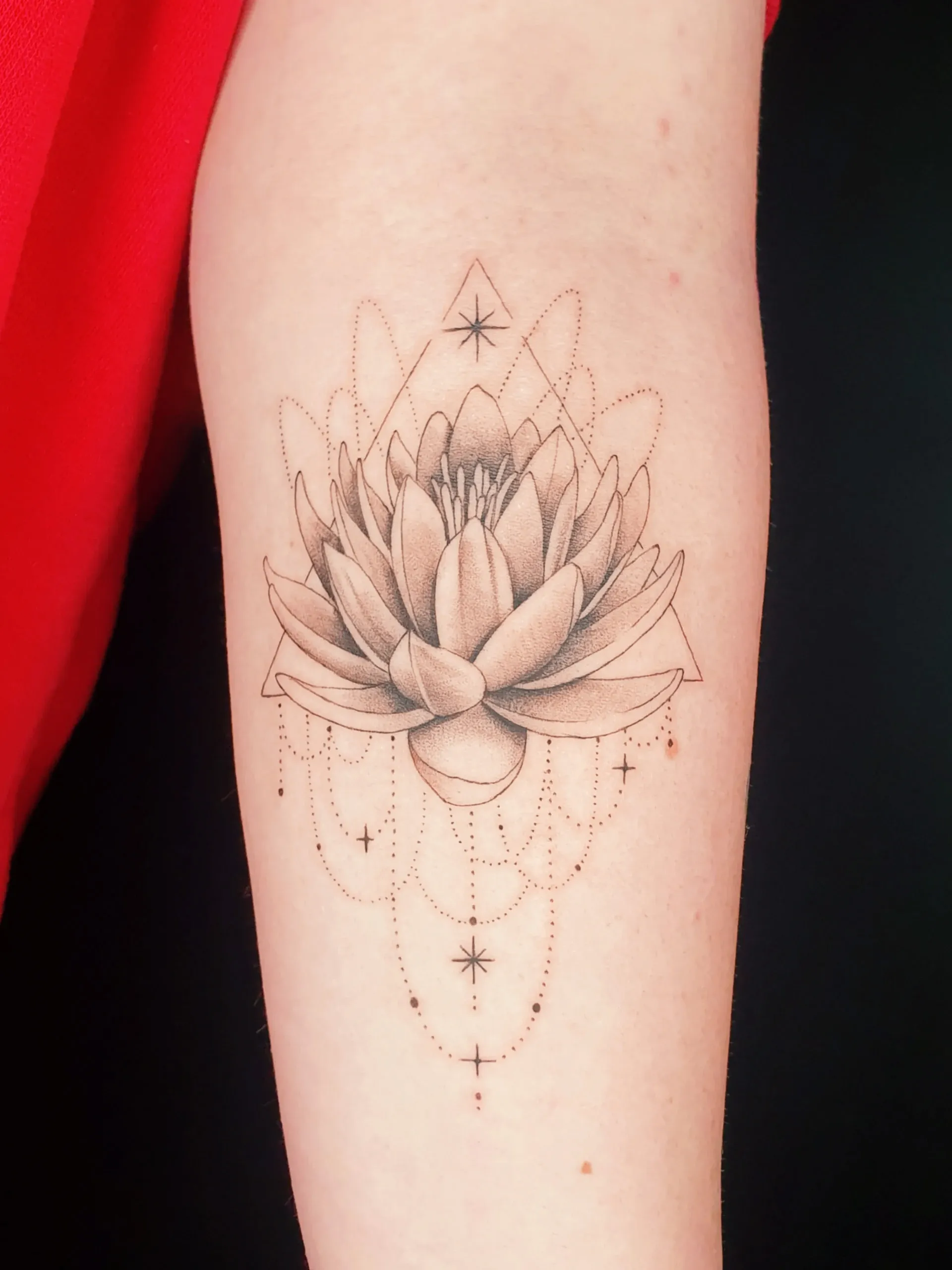 Lotus Blume auf Arm Tattoo