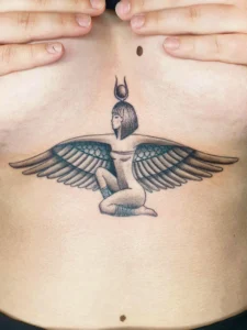 Spihnx Tattoo auf Torso Brust