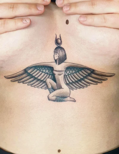Spihnx Tattoo auf Torso Brust
