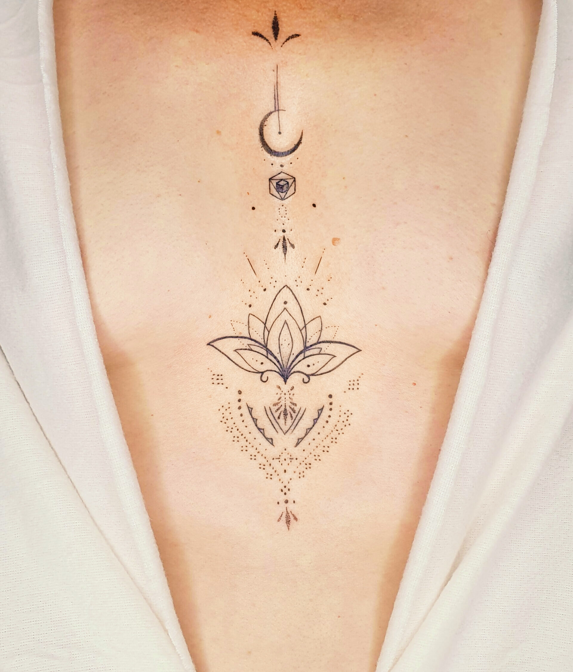 Lotus Blume Brust Dekolte Tattoo