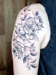 Blumentattoo auf Arm