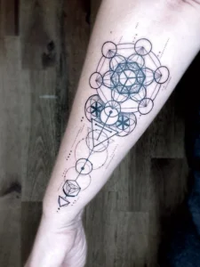 Geometrisches Tattoo auf Arm
