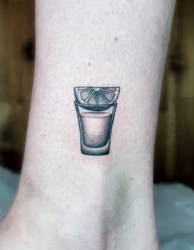 Zitronen Wasser Glas Tattoo Bein
