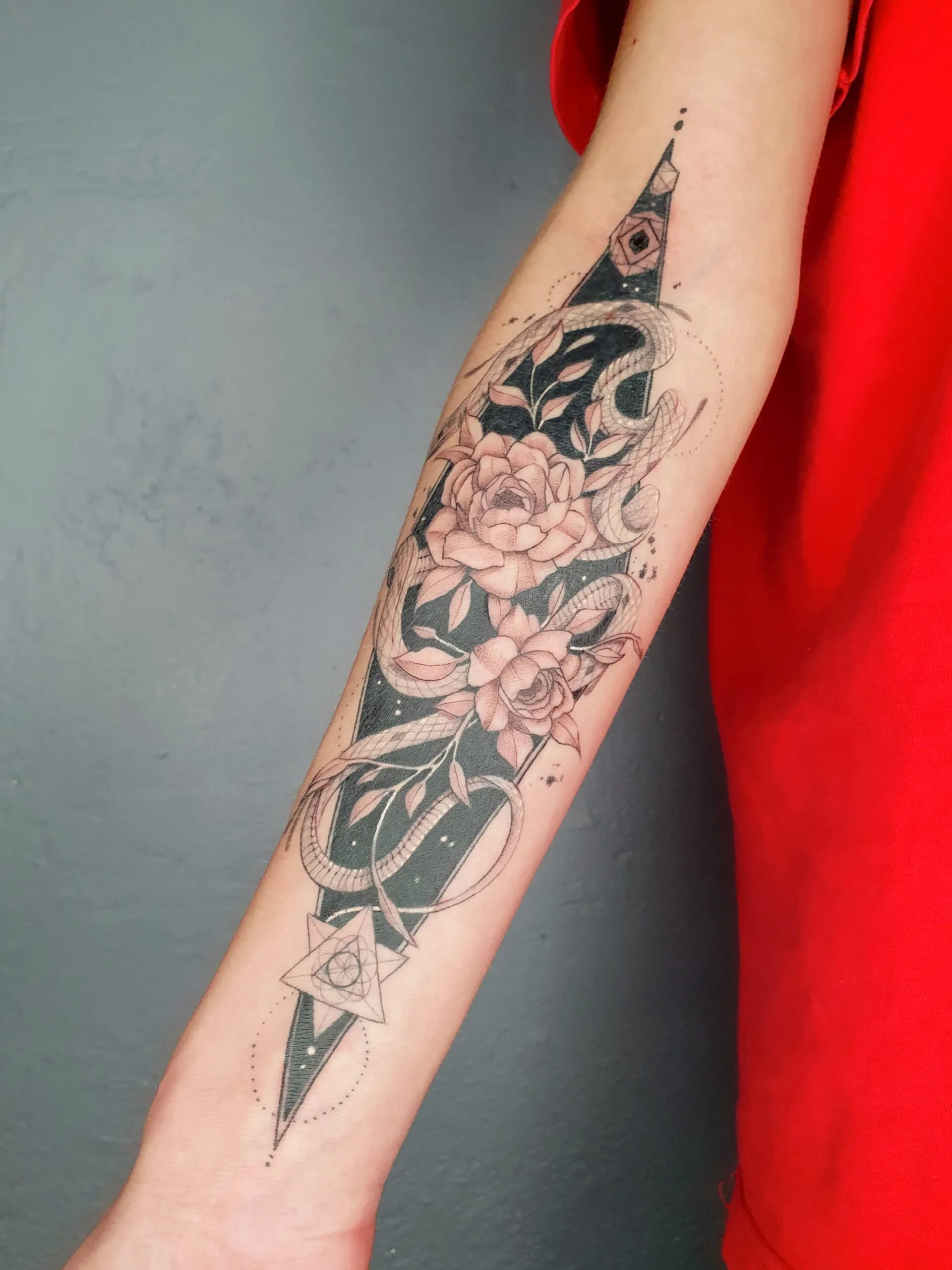 Armtattoo EdHardy Schlange Rose, Blume Geometrisch