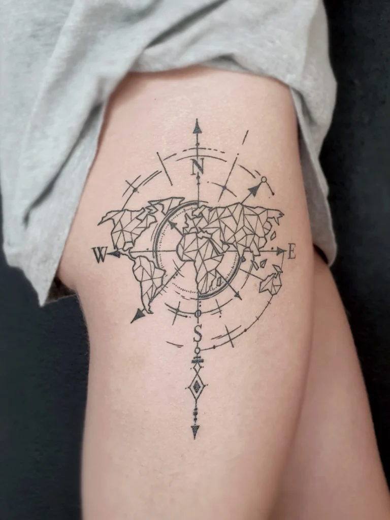 Fineline Tattoo Weltkartentattoo mit Kompass auf Bein