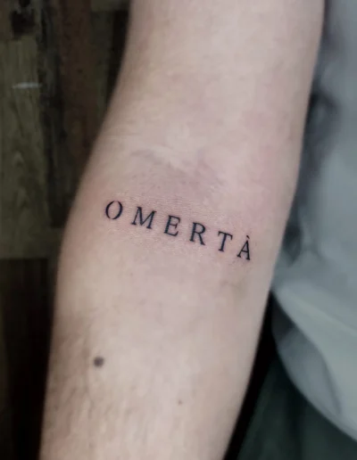 OMERTA Tattoo auf Arm