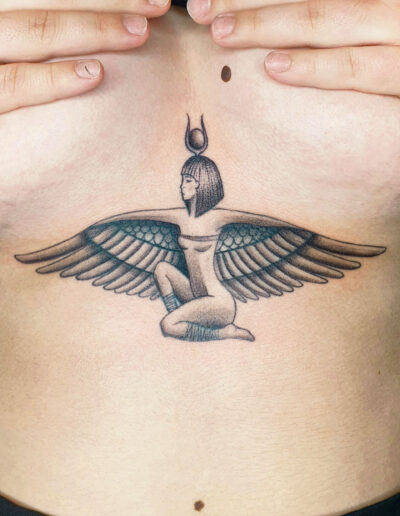 Ägyptisches Pharaonen Tattoo auf der Brust