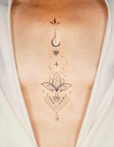 Lotus Blumen Tattoo auf der Brust