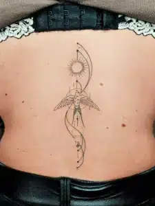 Lamignin Laternen Flügel Tattoo auf Rücken