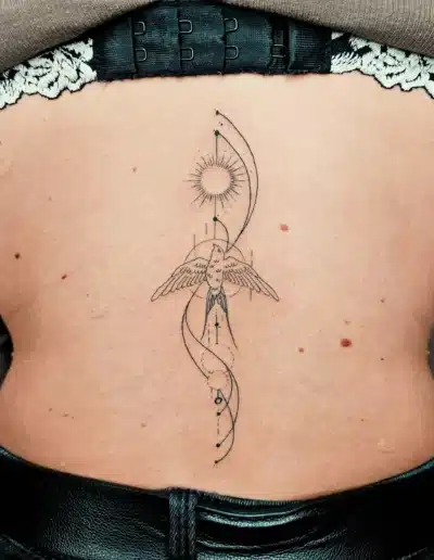 Lamignin Laternen Flügel Tattoo auf Rücken