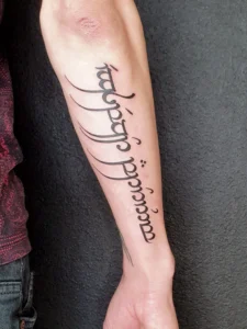 Runenschrift auf Arm Tattoo