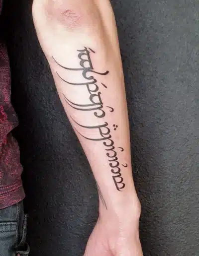 Runenschrift auf Arm Tattoo