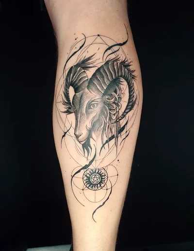 Realistic Tattoo eines Widders mit eindrucksvollen Hörnern und geometrischen Elementen auf dem Unterschenkel.