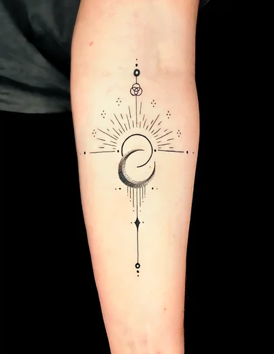 Geometrisches Unterarm-Tattoo mit stilisierter Mondsichel, strahlenförmigen Linien, Punkten und ornamentalen Elementen im minimalistischen Dotwork-Stil