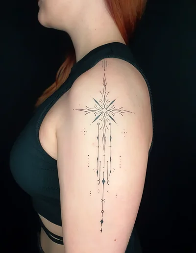 Geometric Fineline Tattoo mit abstrakter Kompass-Stern-Form auf dem Oberarm.
