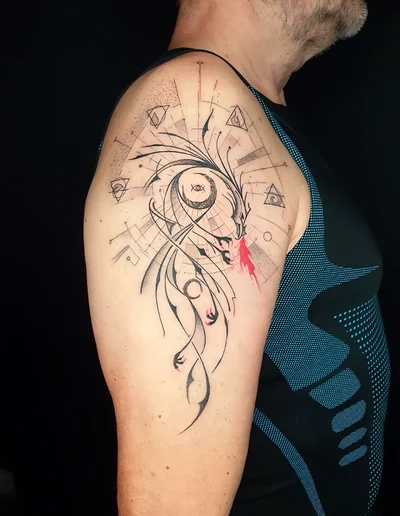 Geometric Linework Tattoo eines abstrakten Drachens mit roten Akzenten auf dem Oberarm.
