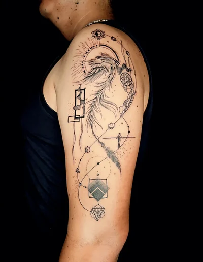 Realistic Tattoo auf dem Oberarm mit einem stilisierten Phönix, geometrischen Formen und feinen Linien.