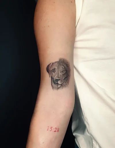Realistic Tattoo eines Hundes und Löwen kombiniert als Porträt auf dem Oberarm