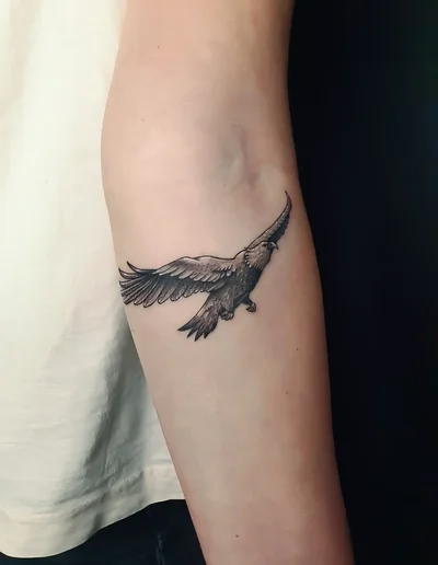 Realistic Tattoo eines fliegenden Adlers auf dem Unterarm