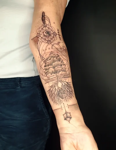 Realistic Tattoo eines Baumes mit Herz als Wurzel, geometrischen Linien, Yin-Yang-Symbol und spirituellen Elementen auf dem Unterarm.