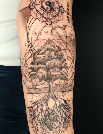 Realistic Tattoo eines Baumes mit Herz als Wurzel, geometrischen Linien, Yin-Yang-Symbol und spirituellen Elementen auf dem Unterarm.
