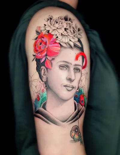 Realistic Tattoo eines Porträts mit Blumenkranz, geometrischen Elementen und Papagei auf dem Oberarm
