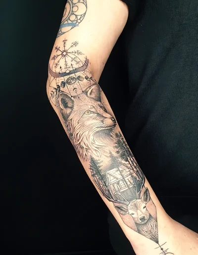 Realistic Tattoo eines Fuchses und Hirsches mit Wald, Hütte und mystischen Symbolen auf dem Unterarm.