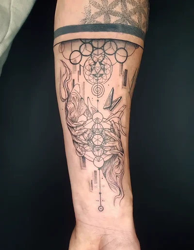 Realistic Tattoo einer Hand mit geometrischen Elementen und abstrakten Linien auf dem Unterarm