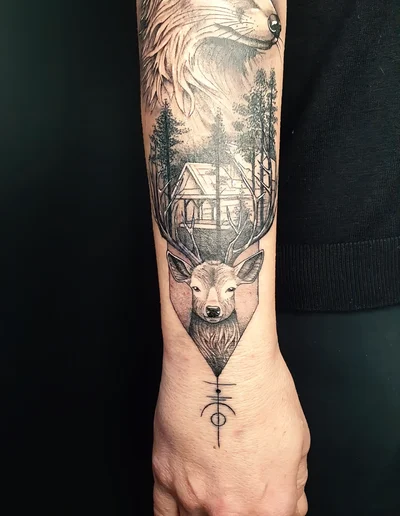 Realistic Tattoo eines Fuchses und Hirsches mit Wald, Hütte und mystischen Symbolen auf dem Unterarm.