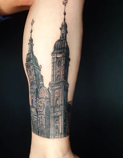 Realistic Tattoo einer detailreichen Kirche mit zwei Türmen auf dem Unterschenkel.