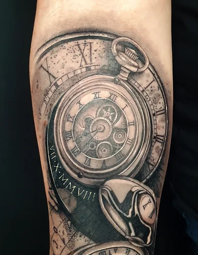 Realistic Tattoo einer Taschenuhr mit römischen Ziffern, Zahnrädern und Kompass-Elementen auf dem Unterarm.