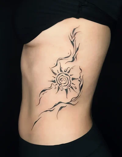 Realistic Tattoo einer Sonne mit abstrakten Linien und Formen auf der Körperseite