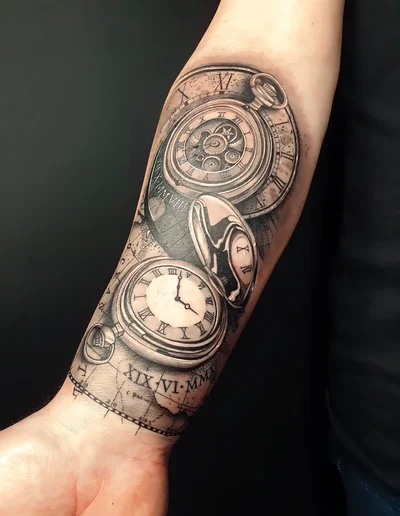 Realistic Tattoo einer Taschenuhr mit römischen Ziffern, Zahnrädern und Kompass-Elementen auf dem Unterarm.