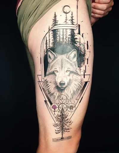 Realistic Tattoo eines Wolfkopfs mit Wald, geometrischen Elementen und Baum auf dem Oberschenkel