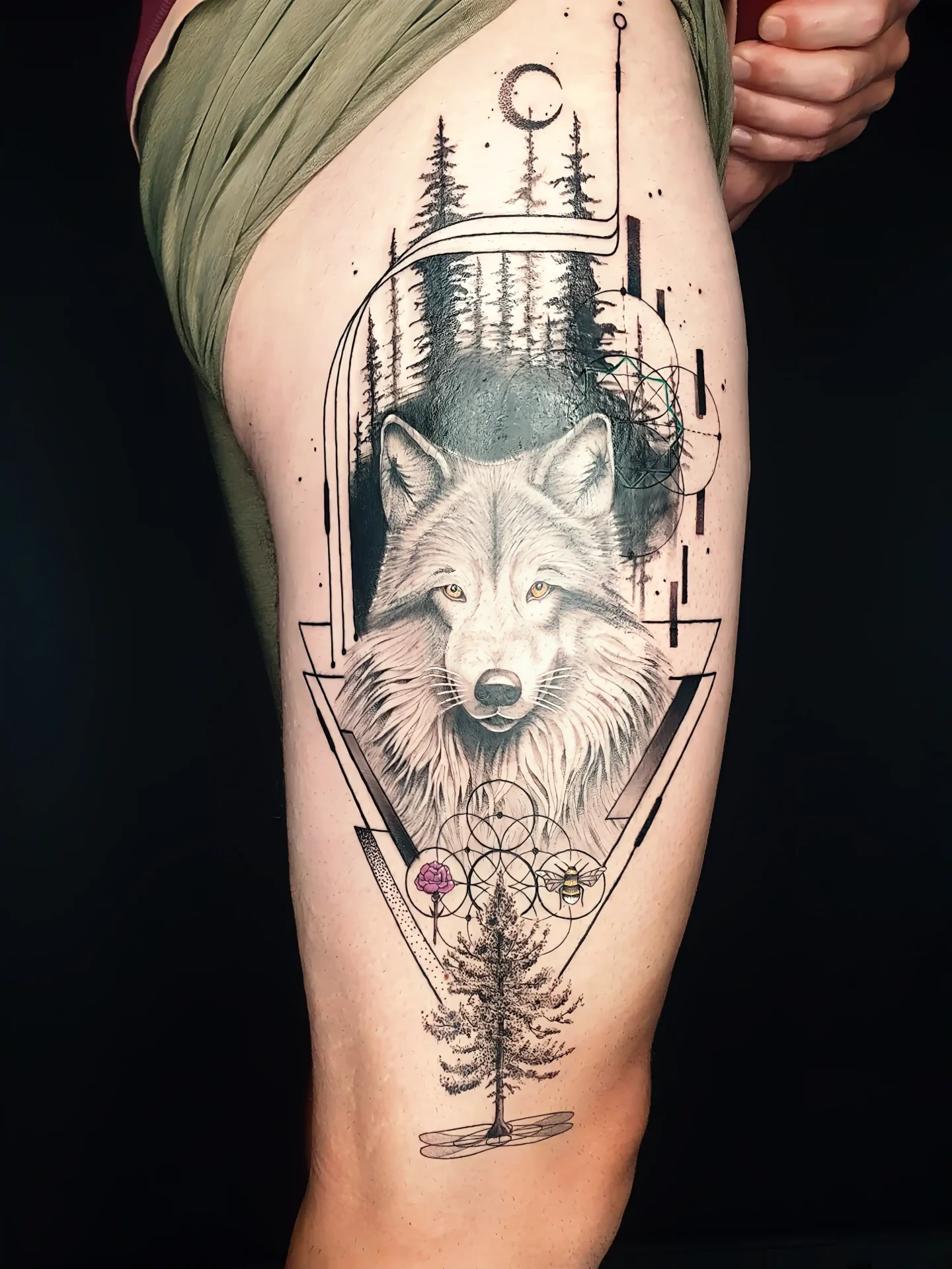 Wolfsportrait mit Wald und geometrischen Elementen am Oberschenkel