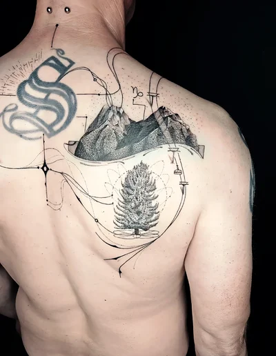 Realistic Tattoo einer Berglandschaft mit Tannenbaum und geometrischen Elementen auf dem Rücken.