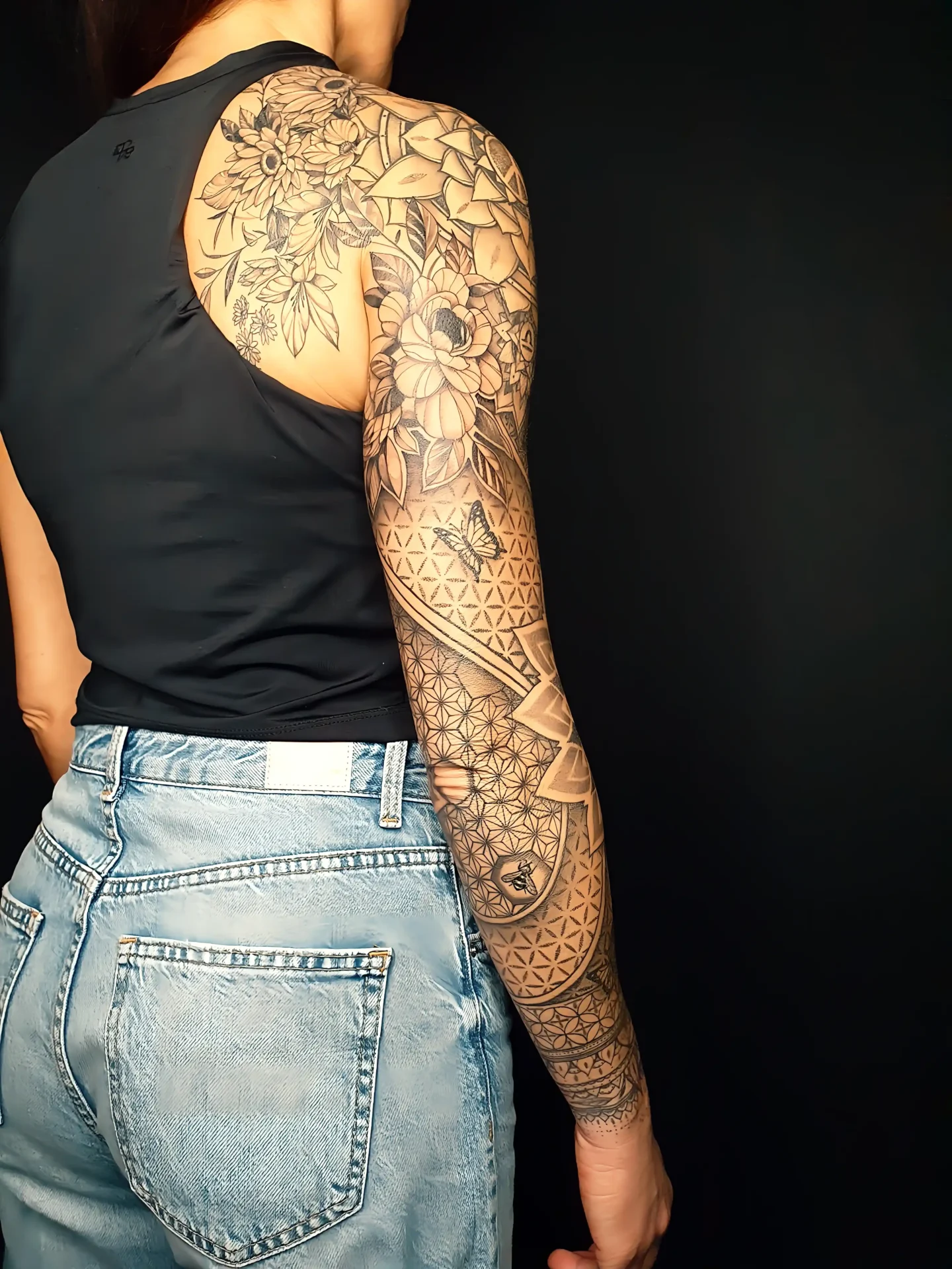Full Sleeve mit floralen Elementen, Dotwork und geometrischen Mustern
